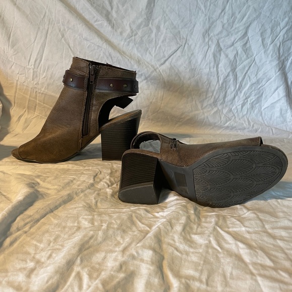 Francesca’s collection 3.5” brown ankle booties - Picture 4 of 5